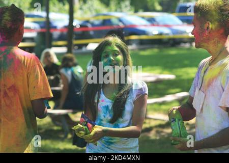 I giovani del Sud Asia ricoperti di colore celebrano durante il festival indù di Holi a Brampton, Ontario, Canada. Anche se al di fuori dell'India, la popolazione del Sud Asia del Canada si sforza di mantenere i propri giovani collegati alla propria cultura e al proprio patrimonio. Holi il festival religioso dei colori annuncia l'inizio della primavera ed è celebrato dagli Indù in tutto il mondo. La tradizione di Holi, conosciuta anche come Festival dei colori, annuncia l'inizio della primavera ed è celebrata in tutta l'India. Durante Holi è consuetudine applicare polvere colorata l'una all'altra come parte del divertimento e della celebrazione. Holi è celebrato Foto Stock