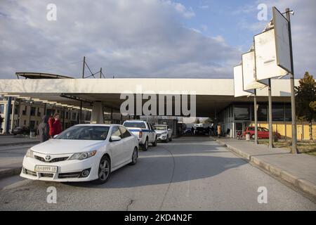 Vetture con targhe ucraine ai confini greci. Civili dall'Ucraina arrivano al valico di frontiera di Promachonas in Grecia. I rifugiati ucraini arrivano in auto e in autobus dopo un lungo viaggio ai confini della Grecia e della Bulgaria, all'usanza di Promaconas mentre fuggono dal loro paese. Alcuni sono etnici greci che vivono in Ucraina, con documenti di viaggio greco-UE e altri hanno parenti o amici in Grecia. Oltre 1,5 milioni di rifugiati sono fuggiti dal paese dall'invasione militare russa secondo l'agenzia delle Nazioni Unite per i rifugiati. Confini greco-bulgaro il 3 marzo 2022 (Foto di Nicolas Economou/N Foto Stock