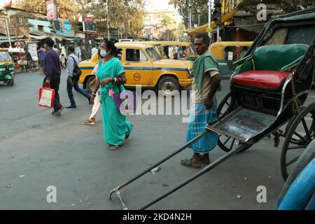 Estrattore di risciò tirato a mano in attesa del cliente sul lato della strada parcheggiato risciò tirato a mano a Kolkata, India il 09,2022 marzo. (Foto di Debajyoti Chakraborty/NurPhoto) Foto Stock