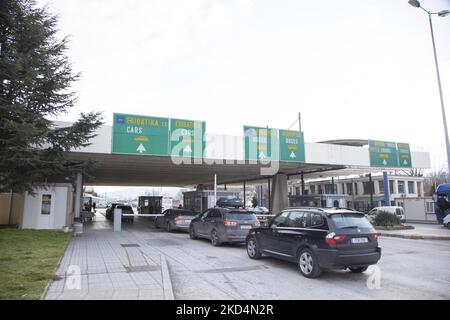 Vetture con targhe ucraine ai confini greci. Civili dall'Ucraina arrivano al valico di frontiera di Promachonas in Grecia. I rifugiati ucraini arrivano in auto e in autobus dopo un lungo viaggio ai confini della Grecia e della Bulgaria, all'usanza di Promaconas mentre fuggono dal loro paese. Alcuni sono etnici greci che vivono in Ucraina, con documenti di viaggio greco-UE e altri hanno parenti o amici in Grecia. Oltre 1,5 milioni di rifugiati sono fuggiti dal paese dall'invasione militare russa secondo l'agenzia delle Nazioni Unite per i rifugiati. Confini greco-bulgaro il 3 marzo 2022 (Foto di Nicolas Economou/N Foto Stock