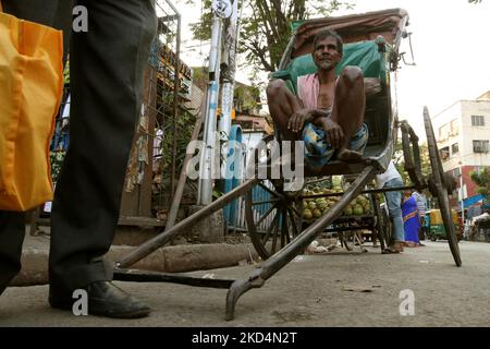 Estrattore di risciò tirato a mano in attesa del cliente sul lato della strada parcheggiato risciò tirato a mano a Kolkata, India il 09,2022 marzo. (Foto di Debajyoti Chakraborty/NurPhoto) Foto Stock