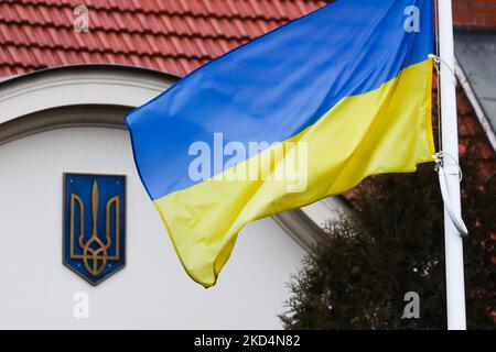 Bandiera nazionale Ucraina e stemma sono visti dal Consolato Generale dell'Ucraina a Cracovia, Polonia, il 9 marzo 2022. L'invasione russa in Ucraina causa un esodo di massa di rifugiati verso la Polonia. (Foto di Beata Zawrzel/NurPhoto) Foto Stock