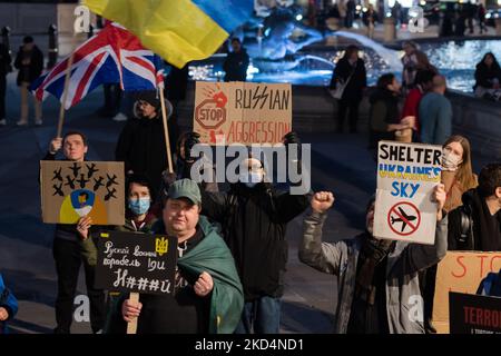 LONDRA, REGNO UNITO - 09 MARZO 2022: Il popolo ucraino e i suoi sostenitori protestano a Trafalgar Square il 14th° giorno dell'invasione militare russa in Ucraina il 09 marzo 2022 a Londra, Inghilterra. I dimostranti chiedono al governo britannico di sostenere l'Ucraina fornendo sistemi di difesa aerea e antimissilistici, attuando ulteriori sanzioni, tra cui il divieto del commercio di energia, l'esclusione di tutte le banche russe dalla rete di pagamento Swift e l'aiuto ai rifugiati, poiché si stima che 2 milioni di persone siano fuggite dalla guerra. (Foto di Wiktor Szymanowicz/NurPhoto) Foto Stock