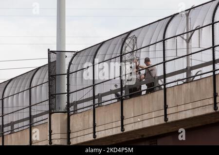 Due ufficiali della polizia di stato della Virginia osservano il convoglio del popolo che circola nella circonvallazione della capitale per il secondo giorno consecutivo. Il convoglio disegnò due spettatori che rimasero molto brevemente, e gli ufficiali partirono prima che passasse la fine del convoglio. Il convoglio è composto da camionisti e da molti sostenitori dei veicoli passeggeri, che sono stati ispirati dalle proteste dei camion a Ottawa. Essi chiedono la fine del vaccino e di altri mandati nazionali a causa della pandemia del coronavirus, nonostante il fatto che tali mandati non esistano. (Foto di Allison Bailey/NurPhoto) Foto Stock