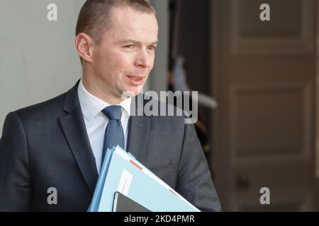 Il Ministro francese dell'azione pubblica e dei conti Olivier Dussopt lascia dopo la riunione settimanale del gabinetto presso il palazzo Elysee il 9 marzo 2022, a Parigi, Francia. (Foto di Daniel Pier/NurPhoto) Foto Stock