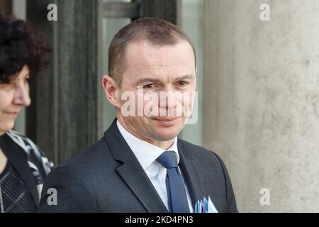 Il Ministro francese dell'azione pubblica e dei conti Olivier Dussopt lascia dopo la riunione settimanale del gabinetto presso il palazzo Elysee il 9 marzo 2022, a Parigi, Francia. (Foto di Daniel Pier/NurPhoto) Foto Stock