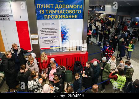 I rifugiati ucraini arrivati dall'Ucraina sono visti nella stazione ferroviaria principale di Cracovia, Polonia, il 10 marzo 2022. L'invasione russa in Ucraina causa un esodo di massa di rifugiati verso la Polonia. (Foto di Beata Zawrzel/NurPhoto) Foto Stock