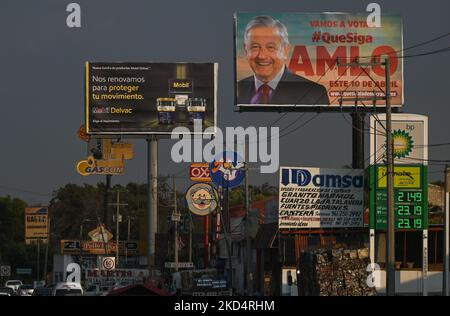 Vecchio poster elettorale di Andrés Manuel López Obrador, noto anche con la sigla AMLO, un politico messicano che è stato il 65th presidente del Messico dal 1 dicembre 2018, visto a Tuxtla Gutiérrez. Mercoledì 9 marzo 2022, a Tuxtla Gutiérrez, Chiapas, Messico. (Foto di Artur Widak/NurPhoto) Foto Stock