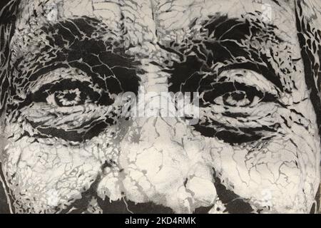 Street Art primo piano di un vecchio mans faccia su un murale nel centro storico di Lagos, Algarve, Portogallo Foto Stock