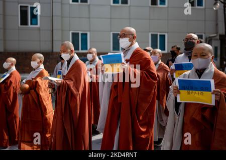 I monaci buddisti sudcoreani si riuniscono per un raduno per denunciare gli attacchi militari della Russia contro l'Ucraina e auspicare la pace in Ucraina vicino all'ambasciata russa il 11 marzo 2022 a Seoul, Corea del Sud. (Foto di Chris Jung/NurPhoto) Foto Stock