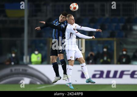 Rusland Malinovskyi (Atalanta BC) e Mitchel Bakker (Bayer 04 Leverkusen) si battono per la palla durante la partita di calcio Europa League Atalanta BC vs Bayer Leverkusen il 10 marzo 2022 allo stadio Gewiss di Bergamo (Foto di Francesco Scaccianoce/LiveMedia/NurPhoto) Foto Stock