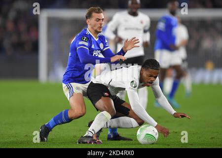 LEICESTER, REGNO UNITO. MAR 9th Kiernan Dewsbury-Hall of Leicester City si scontra con Omari di Rennes durante la partita della UEFA Europa Conference League Round del 16 tra Leicester City e Stade Rennais F.C. al King Power Stadium di Leicester giovedì 10th marzo 2022. (Foto di Jon Hobley/MI News/NurPhoto) Foto Stock