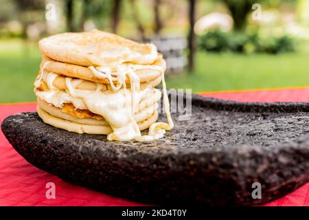 Tipico piatto salvadorano, pupusas di formaggio con cavolo e salsa di pomodoro, pupusas di riso e mais farcite con formaggio, fagioli o altri ingredienti Foto Stock