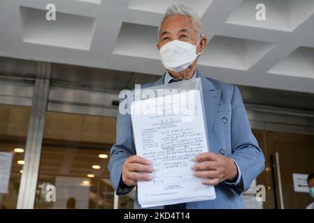 Kwok Cheuk-kin incontra i media alla High Court in Ammiragliato, dopo aver lanciato un'altra sfida legale contro il nuovo potere del ministro della sanità di annullare più di 20.000 esenzioni di vaccinazione Covid-19, sostenendo che le persone colpite non hanno modo di rovesciare la mossa. 27OCT22 SCMP / Sam Tsang Foto Stock