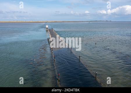 holy island causeway e rifugio da sopra la strada che si avvicina alta marea di giorno non persone Foto Stock