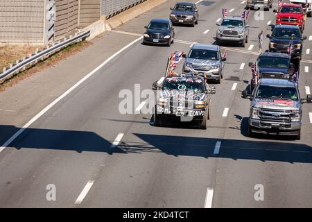 Due pickup guidano il convoglio di camionisti che ha preso di mira Washington, DC per la scorsa settimana circoli la capitale Beltway di nuovo il 11 marzo. I camionisti e i loro sostenitori chiedono la fine dello stato di emergenza dichiarato per la pandemia di coronavirus, nonché la fine dei mandati nazionali di maschera e vaccino, anche se tali mandati non esistono. (Foto di Allison Bailey/NurPhoto) Foto Stock