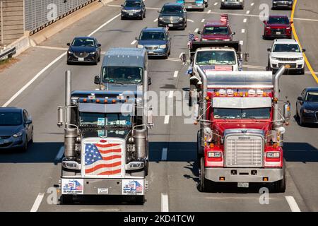 Il convoglio di camionisti che ha preso di mira Washington, DC per la scorsa settimana circola la capitale Beltway di nuovo il 11 marzo. I camionisti e i loro sostenitori chiedono la fine dello stato di emergenza dichiarato per la pandemia di coronavirus, nonché la fine dei mandati nazionali di maschera e vaccino, anche se tali mandati non esistono. (Foto di Allison Bailey/NurPhoto) Foto Stock