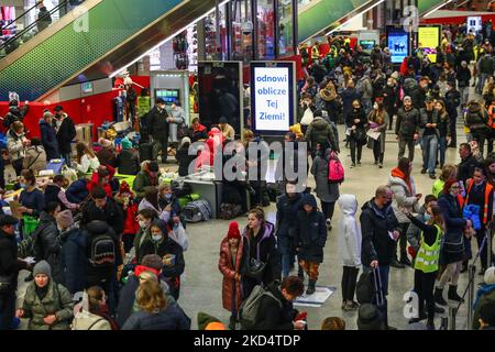 I rifugiati ucraini arrivati dall'Ucraina sono visti alla stazione ferroviaria principale di Cracovia, Polonia, il 11 marzo 2022. L'invasione russa in Ucraina causa un esodo di massa di rifugiati verso la Polonia. (Foto di Beata Zawrzel/NurPhoto) Foto Stock