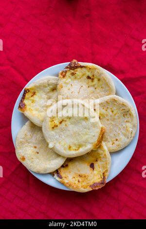 Tipico piatto salvadorano, pupusas di formaggio con cavolo e salsa di pomodoro, pupusas di riso e mais farcite con formaggio, fagioli o altri ingredienti Foto Stock