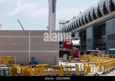 Il 11 marzo 2022, un operaio si trova all'ombra del cantiere di isolamento della comunità Kai Tak, a Hong Kong, in Cina. (Foto di Marc Fernandes/NurPhoto) Foto Stock