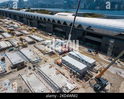 Le prime cabine prefabbricate sono state collocate presso il centro di isolamento Kai Tak, a Hong Kong, Cina, il 11 marzo 2022. Questo centro ha lo scopo di ospitare pazienti leggermente sintomatici o asintomatici, a Hong Kong, Cina, il 11 marzo 2022. (Foto di Marc Fernandes/NurPhoto) Foto Stock