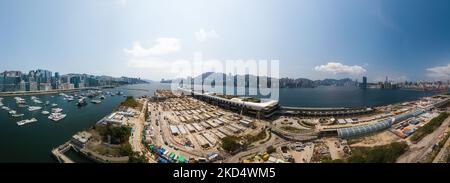 Un panorama drone del 'stabilimento di isolamento comunitario' in costruzione vicino al terminal delle navi da crociera di kai Tak, a Hong Kong, Cina, il 11 marzo 2022. (Foto di Marc Fernandes/NurPhoto) Foto Stock