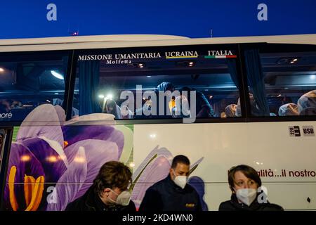 Gli ucraini sono appena scesi dall'autobus che ha percorso 2000 km per salvarli dalla guerra, il 11 marzo 2022 a Molfetta a Banchina Seminario. È iniziata martedì 8 marzo 2022 da Molfetta, la missione umanitaria per salvare gli ucraini che sono fuggiti dalla guerra e sono tornati stasera. sono state salvate 45 persone (compreso un neonato) e 3 cuccioli. Un'iniziativa nata spontaneamente dalla volontà del parroco del Duomo Don Gino Samarelli e resa possibile grazie alla collaborazione con la Diocesi e ai servizi sociali del comune di Molfetta e di Sermolfetta. A Lviv l'incontro con questo grou Foto Stock