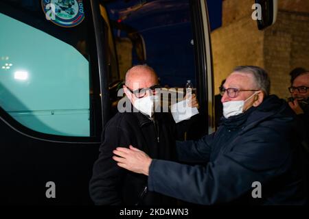 Don Gino Samarelli, parroco della Cattedrale di Molfetta, si ferma il bus che ha percorso 2000 km per salvare le famiglie ucraine dalla guerra, il 11 marzo 2022 a Molfetta a Banchina Seminario. È iniziata martedì 8 marzo 2022 da Molfetta, la missione umanitaria per salvare gli ucraini che sono fuggiti dalla guerra e sono tornati stasera. sono state salvate 45 persone (compreso un neonato) e 3 cuccioli. Un'iniziativa nata spontaneamente dalla volontà del parroco del Duomo Don Gino Samarelli e resa possibile grazie alla collaborazione con la Diocesi e ai servizi sociali del comune di M. Foto Stock