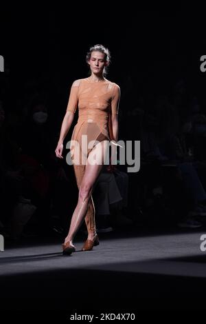 La modella cammina sulla pista alla sfilata di moda Otrura durante la settimana della moda Mercedes Benz Madrid edizione marzo 2022 all'IFEMA di Madrid 12 marzo 2022 Spagna (Foto di Oscar Gonzalez/NurPhoto) Foto Stock