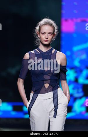 La modella cammina sulla pista alla sfilata di moda Otrura durante la settimana della moda Mercedes Benz Madrid edizione marzo 2022 all'IFEMA di Madrid 12 marzo 2022 Spagna (Foto di Oscar Gonzalez/NurPhoto) Foto Stock