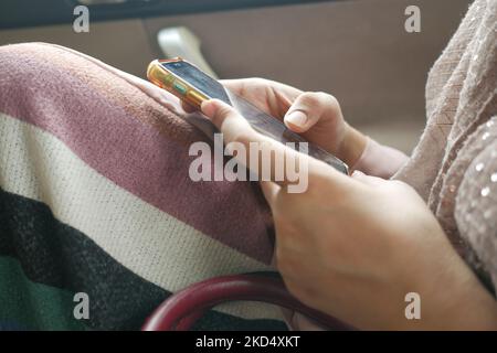 donne che utilizzano lo smartphone in auto Foto Stock