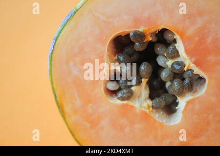 primo piano di fetta di papaia sul piatto Foto Stock