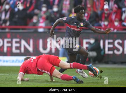 Orel Mangala di VfB Stuttgart passando Paul Jaeckel di Union Berlin durante Union Berlin contro VfB Stuttgart, ad an der Alten Försterei, Berlino, Germania il 12 marzo 2022. (Foto di Ulrik Pedersen/NurPhoto) Foto Stock