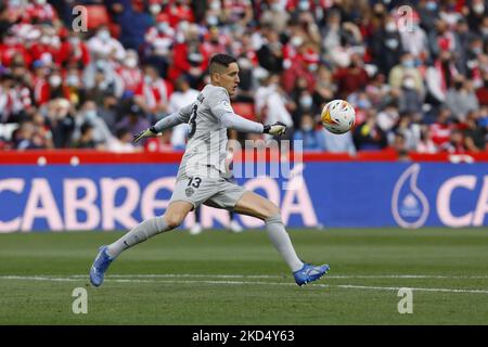 Edgar Badia, di Elche CF durante la partita la Liga tra Granada CF e Elche CF allo stadio Nuevo Los Carmenes il 12 marzo 2022 a Granada, Spagna. (Foto di Ãlex CÃ¡mara/NurPhoto) Foto Stock