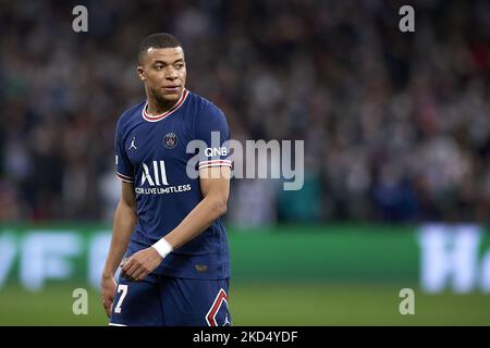 Kylian Mbappe di PSG guarda durante il round della UEFA Champions League di sedici partite di seconda tappa tra il Real Madrid e Parigi Saint-Germain all'Estadio Santiago Bernabeu il 9 marzo 2022 a Madrid, Spagna. (Foto di Jose Breton/Pics Action/NurPhoto) Foto Stock