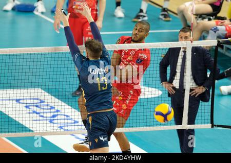 Spike di Ricardo Lucarelli Santos de Souza - Cucine Lube Civitanova durante il Volley Campionato Italiano Serie A Men Superleague Championship Verona Volley vs Cucine Lube Civitanova il 12 marzo 2022 al Forum AGSM di Verona (Foto di Roberto Tommasini/LiveMedia/NurPhoto) Foto Stock