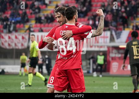 Andrea Barberis (#8 Monza) festeggia il gol durante l'AC Monza contro L.R. Vicenza, Serie B, all'U-Power Stadium il 12th febbraio 2022. (Foto di Alessio Morgese/NurPhoto) Foto Stock