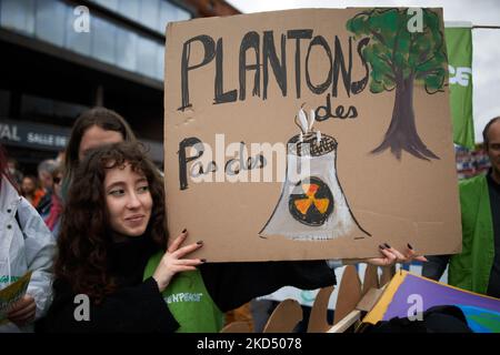 Una donna mostra il suo cartellone raffigurante una centrale nucleare e leggendo 'coltiviamo alberi non camini nucleari'. Diverse migliaia di persone sono scese per le strade chiamate da diverse organizzazioni come XR, Greenpeace, Youths for Climate, Attac, ANV-COP21. I manifestanti vogliono invitare i candidati presidenziali francesi a prendere in considerazione l'emergenza climatica, che è quasi assente dalla campagna politica. Questa protesta è stata chiamata 'Look up' in un riferimento alla fim 'non guardare up', una metafora per la crisi climatica. Le Marche come questa sono state organizzate in 150 città francesi. Tolosa. Fra Foto Stock