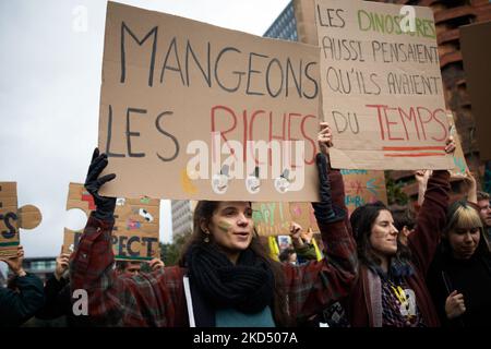 Due donne hanno cartelli che leggono 'mangiamo le ricchezze' e 'anche i dinosauri hanno pensato di avere tempo'. Diverse migliaia di persone sono scese per le strade chiamate da diverse organizzazioni come XR, Greenpeace, Youths for Climate, Attac, ANV-COP21. I manifestanti vogliono invitare i candidati presidenziali francesi a prendere in considerazione l'emergenza climatica, che è quasi assente dalla campagna politica. Questa protesta è stata chiamata 'Look up' in un riferimento alla fim 'non guardare up', una metafora per la crisi climatica. Le Marche come questa sono state organizzate in 150 città francesi. Tolosa. Francia. Marzo Foto Stock