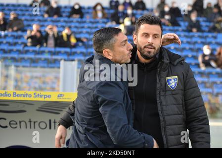 Moreno Longo allenatore capo di US Alessandria Calcio abbraccia Fabio Grosso di Frosinone Calcio durante la Serie B Football Match tra Frosinone Calcio e US Alessandria, allo Stadio Benito Stirpe, il 12 marzo 2022, a Frosinone, Italia (Foto di Alberto Gandolfo/NurPhoto) Foto Stock