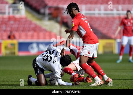 Christopher Missilou di Oldham Athletic si sguazzerà con Akinwale Odimyo del Swindon Town Football Club durante la partita della Sky Bet League 2 tra Swindon Town e Oldham Athletic al County Ground, Swindon sabato 12th marzo 2022. (Foto di Eddie Garvey/MI News/NurPhoto) Foto Stock