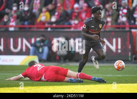 Orel Mangala di VfB Stuttgart passando Paul Jaeckel di Union Berlin durante Union Berlin contro VfB Stuttgart, ad an der Alten Försterei, Berlino, Germania il 12 marzo 2022. (Foto di Ulrik Pedersen/NurPhoto) Foto Stock