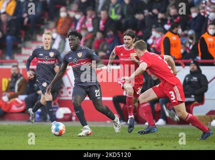 Orel Mangala di VfB Stuttgart controlla la palla durante Union Berlin contro VfB Stuttgart, ad an der Alten Försterei, Berlino, Germania il 12 marzo 2022. (Foto di Ulrik Pedersen/NurPhoto) Foto Stock