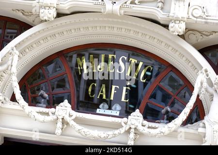 Porto Portugal - entrata al Majestic Cafe un elegante cafe' aperto per la prima volta nel 1922 Foto Stock