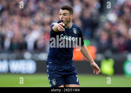 LONDRA, REGNO UNITO. MAR 13th John McGinn di Aston Villa punti durante la partita della Premier League tra West Ham United e Aston Villa al London Stadium di Stratford domenica 13th marzo 2022. (Foto di Federico Maranesi/MI News/NurPhoto) Foto Stock