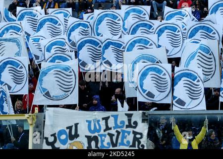 Tifosi Atalanta BC durante la serie di calcio italiana A match Atalanta BC vs Genova CFC il 13 marzo 2022 allo Stadio Gewiss di Bergamo (Foto di Francesco Scaccianoce/LiveMedia/NurPhoto) Foto Stock