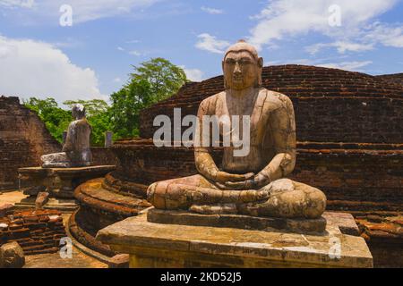 L'antico Buddha di pietra sulla piattaforma superiore nel Vatadage. Foto Stock