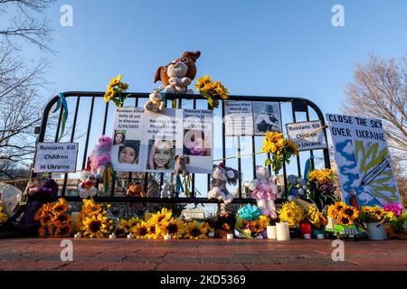 Girasoli, giocattoli e foto adornano un memoriale per i bambini uccisi in Ucraina durante una veglia alla Casa Bianca. Centinaia di persone si sono riunite per ricordare le vittime della guerra russa in corso e onorare la loro vita. L'evento è stato sponsorizzato da United Help Ukraine e attivisti ucraini americani, sia con sede negli Stati Uniti di assistenza e organizzazioni di advocacy. (Foto di Allison Bailey/NurPhoto) Foto Stock