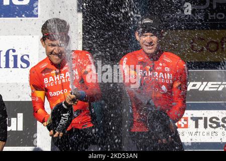 Damiano Caruso d'Italia, Phil Bauhaus di Germania e il Team Bahrain vittorioso festeggiano sul podio con champagne come miglior vincitore del premio della squadra nel corso della 57th Tirreno-Adriatico 2022 - tappa 7 a 159km tappa da San Benedetto del Tronto a San Benedetto del Tronto il 13 marzo 2022. Â Foto: Cinzia Camela. (Foto di Cinzia Camela/LiveMedia/NurPhoto) Foto Stock