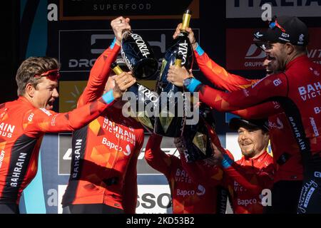 Damiano Caruso (Italia), Phil Bauhaus (Germania), Pello Bilbao Lopez De Armentia (Spagna), Heinrich Haussler (Australia), Mikel Landa Meana (Spagna), Jan Tratnik (Slovenia), Jasha Sutterlin di Germania e del Team Bahrain festeggiano sul podio con champagne come miglior vincitore del premio della squadra nel corso della 57th Tirreno-Adriatico 2022 - tappa 7 a 159km tappa da San Benedetto del Tronto a San Benedetto del Tronto il 13 marzo 2022. Â Foto: Cinzia Camela. (Foto di Cinzia Camela/LiveMedia/NurPhoto) Foto Stock